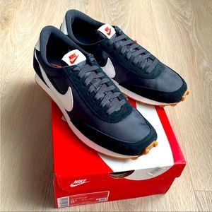 Woman’s NIKE Daybreak sneaker